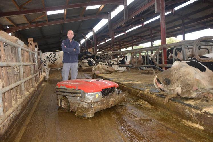 Yohann Brochard a investi en décembre 2017 dans le robot aspirateur de lisier Discovery 120 Collector. Il aspire le lisier des 60 vaches laitières.