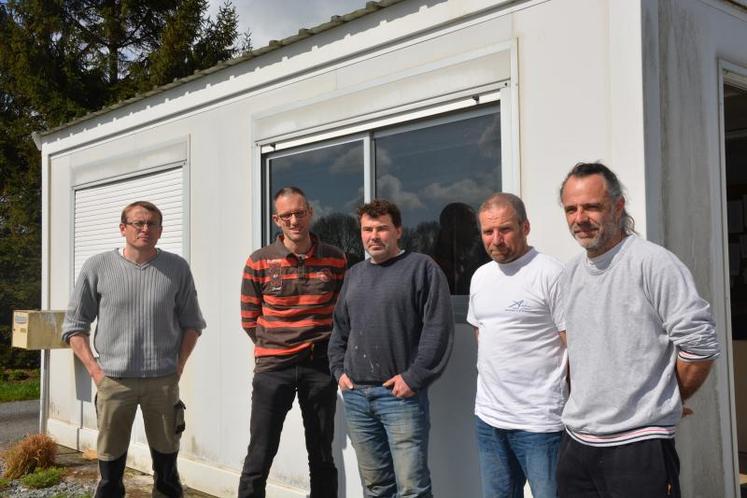 De gauche à droite :  Philippe Launay, Le Mesnil-en-Vallée (lait et porc) ; Nicolas Grimaud, Bourgneuf-en-Mauges (lait) ; Ludovic Piou, Saint-Quentin-en-Mauges (canes reproductrices), Alain David, La Pommeraye (lait et viande) ; Jacques Rouiller, La Pommeraye (lait et porc).