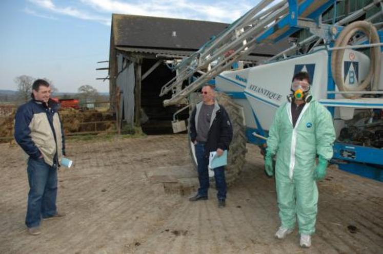 Didier Robin (à droite sur la photo) s’est prêté au jeu de la démonstration en revêtant l’équipement appropriépour la manipulation des produits phytosanitaires.