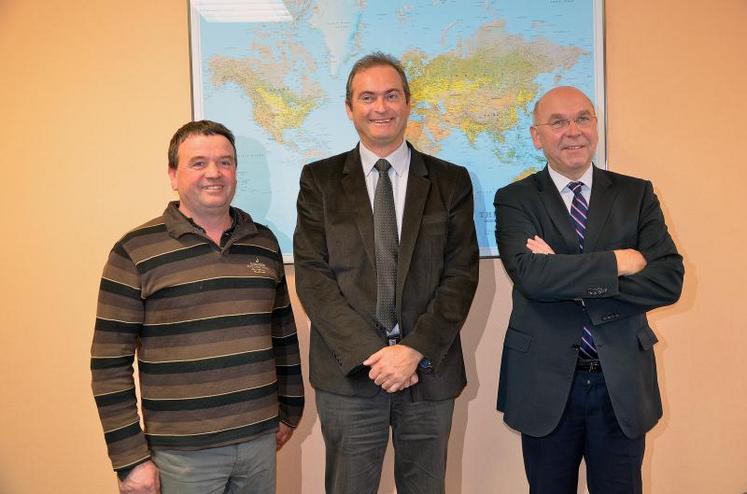 Michel Masse, vice-président de Fleuron d’Anjou, Christophe Thibault, président et Yves Gidoin, directeur ont dressé le bilan de l’année 2014 lors d’une conférence de presse vendredi 9 janvier, au siège social de la coopérative, aux Ponts-de-Cé.