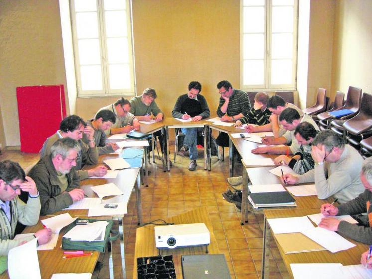 Des stagiaires très concentrés sur leurs fiches de formation.