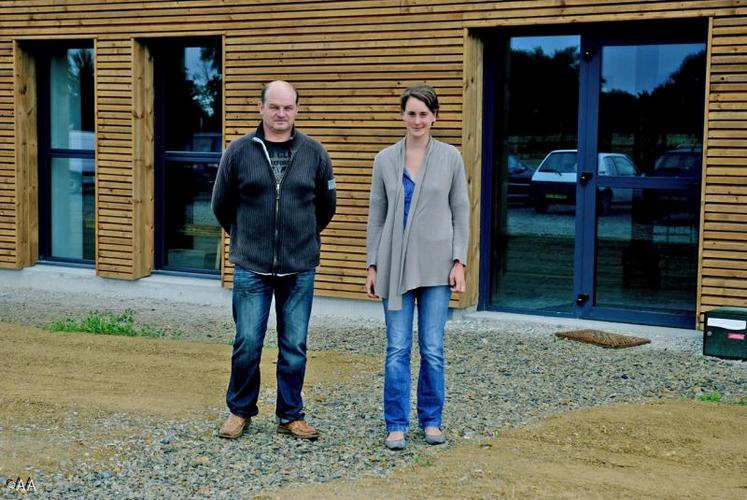 Jean-René Pelluau, producteur de lait à Azé et membre de la coopérative des Éleveurs laitiers du Haut-Anjou, et Marie Winckel, chargée de mission de la coopérative, devant la fromagerie. Celle-ci sera inaugurée samedi et ouvrira ses portes au public dimanche.