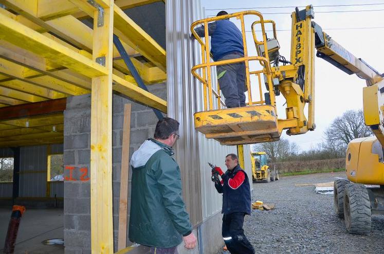 Il y a deux semaines, les adhérents de la Cuma terminaient le bardage du bâtiment. “Avec ce projet, on découvre le talent de chacun”, remarque l’un d’eux.