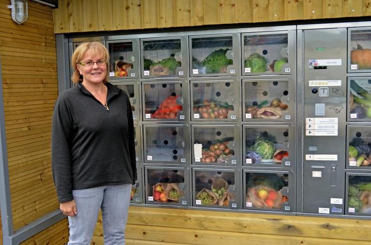 Catherine Tranchant devant le distributeur qui a été installé en juin 2012, situé en contre bas de l’église à La Bohalle.