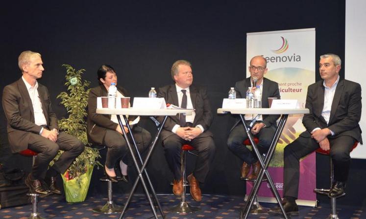 Les participants à la table ronde sur la loi Egalim, lors de l’AG de Seenovia jeudi 6 juin au Parc exposition d’Angers. De gauche à droite : Thierry Roquefeuil, président du Cniel ; Elodie Ricordel, présidente de l’OP St Père (Loire-Atlantique) ; Jean-Baptiste Moreau, éleveur bovin viande dans la Creuse et député rapporteur de la loi Egalim ; Arnaud Grosset, directeur de l’abattoir Elivia du Lion-d’Angers ; Guy Emeriau, directeur commercial Ouest de Système U.