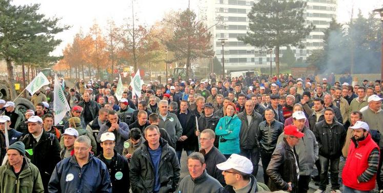 500 manifestants de toute la région devant le bâtiment de la Dreal et la Draaf.