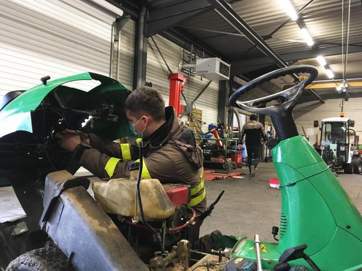 Atelier de l’Espace Emeraude Les Ponts-de-Cé. L’enseigne va renforcer ses compétences en réparation, en embauchant des apprentis.