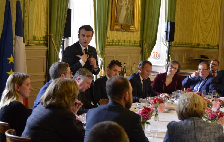 Le Président de la République lors de la séquence du Grand débat national à la préfecture de Maine-et-Loire, jeudi 
28 mars. A sa gauche, le maire d'Angers Christophe Béchu.