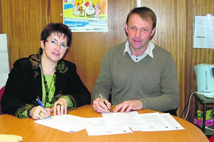 Signature de la convention entre Raphaël Brunet, président de l’Union caprine 49 et Christiane Lambert, vice-présidente de la Chambre d'agriculture et présidente de la FDSEA.