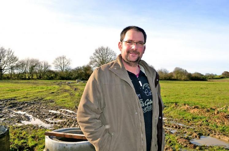 Sébastien Legout, du Gaec Moiron, devant le captage des Champonneaux. L'exploitation a signé des mesures agro-environnementales territoriales.