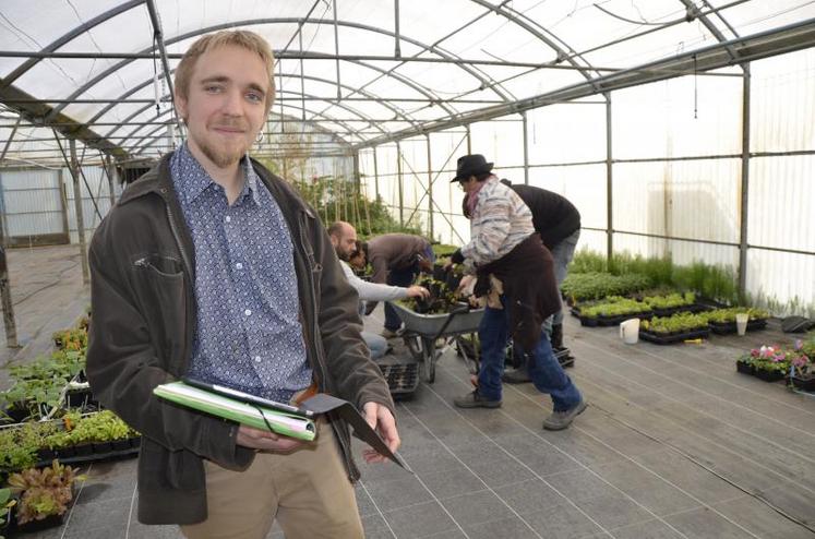 L'auteur de BD François Salembier, mercredi 3 mai avec des stagiaires en reconversion de la formation “ouvrier en production horticole” du CNPH de La Ménitré.