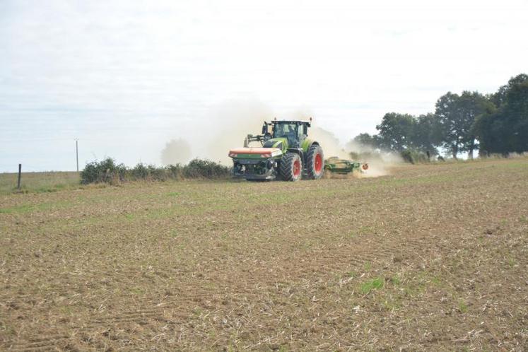 Avec un débit de chantier de 2,5 ha/h en moyenne (pour le semis), cet outil polyvalent et fiable permettra à la Cuma d’effectuer semis, déchaumage ou encore épandage d’engrais.