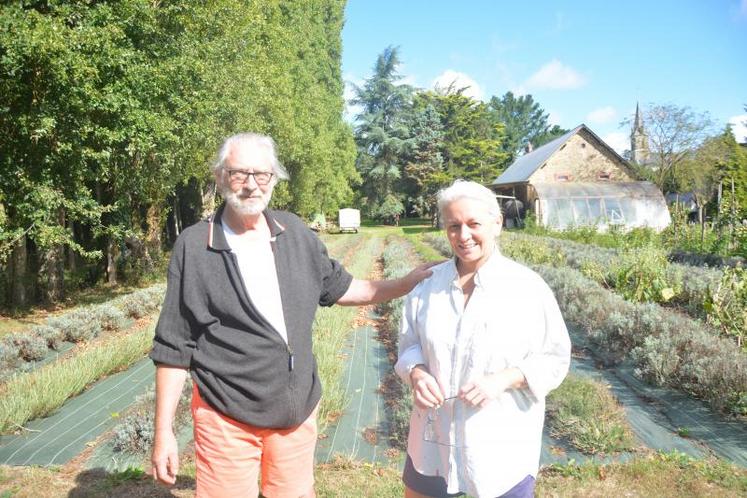 Bernard Van Der Schaegh et Véronique Biard se sont installés à Carbay en 2014 et ont créé une parfumerie artisanale. Depuis, leur aventure se développe et se structure petit à petit.