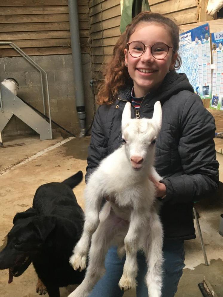 Myrtille, la fille d’Antoine et Elodie Lardeux est en sixième. Elle apprécie d’accompagner ses parents sur la ferme.