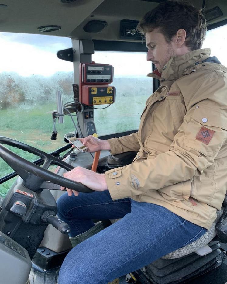 Un utilisateur de Perfarmer, qui consulte les cours sur son tracteur, lui permettant une grande souplesse.