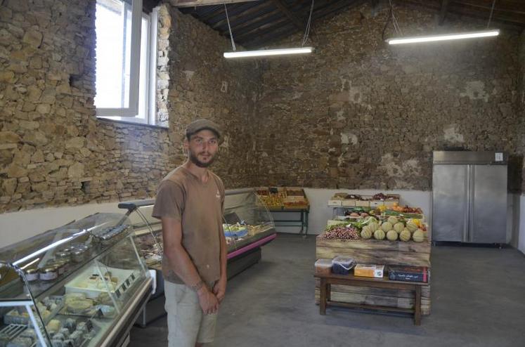 Au May-sur-Evre, Pierre-Alexandre Dennemont et son père commercialisent une grande diversité de produits sur la ferme.