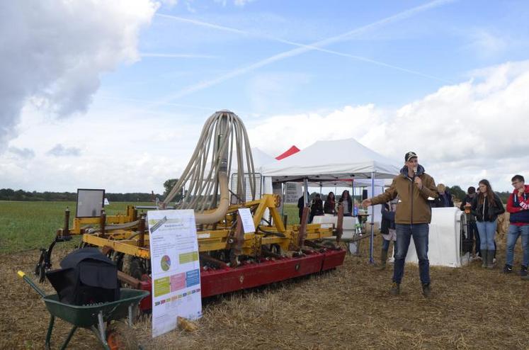 Installé en 2018, François Becquet, de la ferme de Villaine où se déroulait la journée, a construit son propre semoir de semis direct sous couvert à partir d’un châssis de déchaumeur.