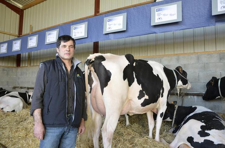 Pascal Vigneron, à côté de Grace. Cette vache va participer le 11 avril à un Challenge France à épinal.