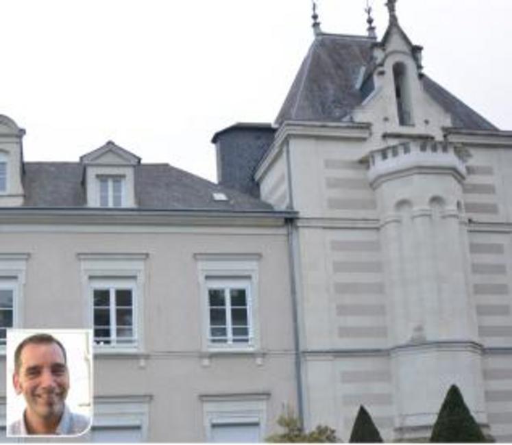 François Bauvineau, actuel directeur du CFPPA, devant le château qui accueillait les premières formations, il y a 50 ans :
« quand on vient se former chez nous, on a trois chances sur quatre de trouver l’emploi souhaité à l’issue de la formation ».