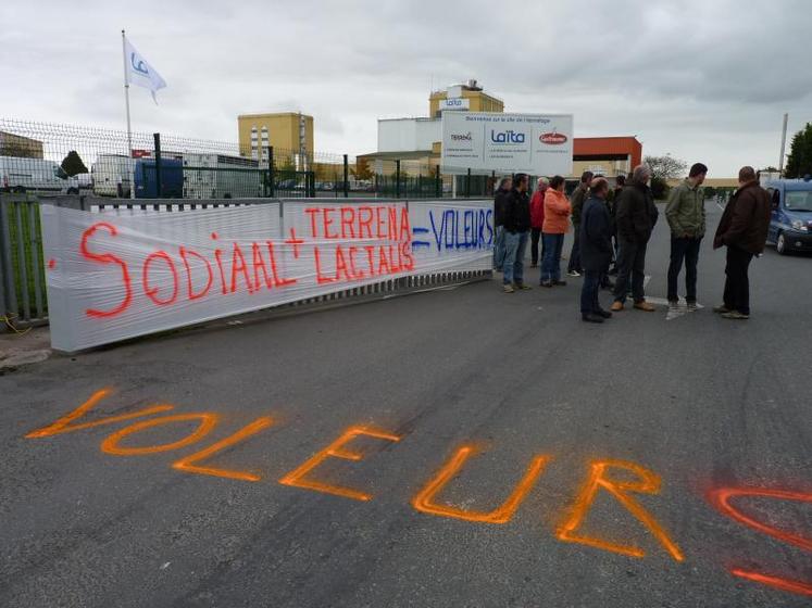 Jeudi 31 octobre, devant le siège de Terrena à Ancenis (44).