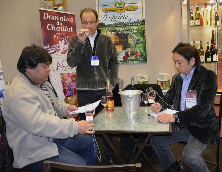 Naoto Uchiike (à droite sur la photo) vient pour la première fois au Salon. 
Il souhaite vendre davantage de vins de Loire dans sa cave à Tokyo.