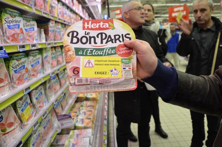 Les producteurs de porcs ont vérifié l'origine des produits au rayon charcuterie du Carrefour d'Angers. Le constat : les étiquetages trompeurs se démultiplient. Comme Herta, sur la photo. La marque vend un produit appelé "le  Bon Paris" avec un emballage qui met en avant le drapeau français alors que le jambon lui est d'origine européenne...
