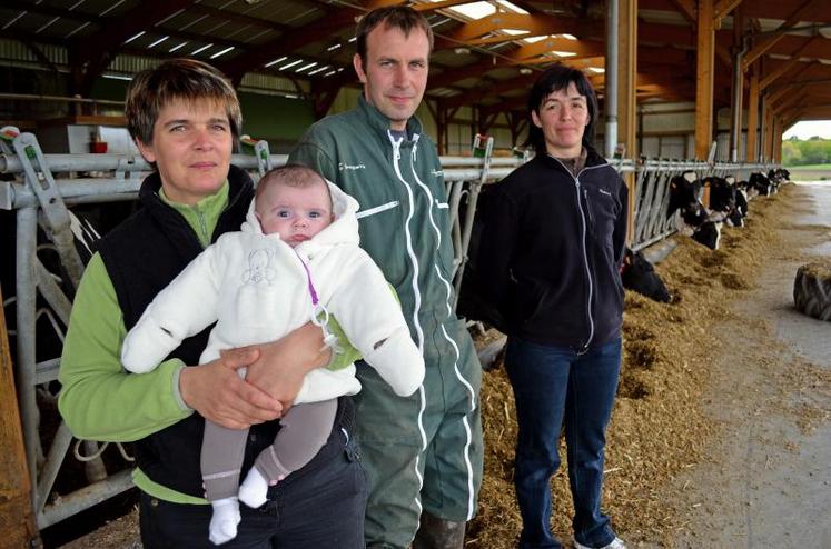 Patricia Grosbois, agricultrice et sa fille Léa ; Philippe Couet, l’agent qui la remplace pendant son congé maternité ; Nathalie Archambault, associée du Gaec.