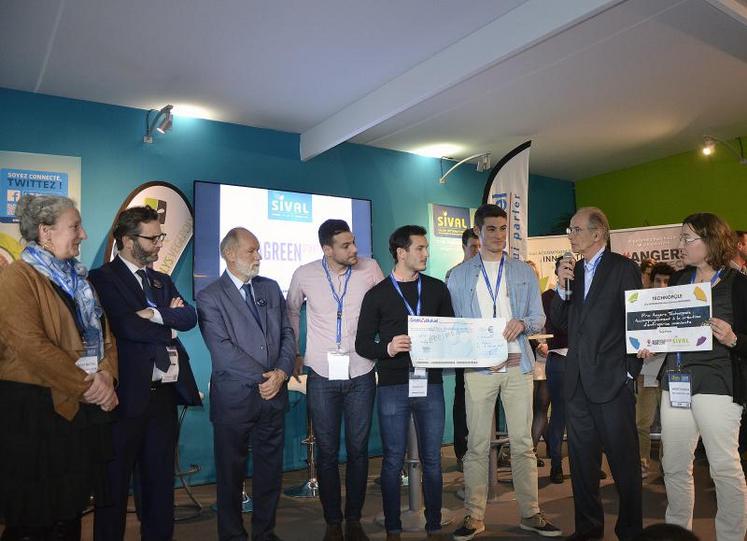 Premier prix du concours Agreen’Startup pour le projet “Safe shoes”. Un bon coup de pouce pour les 3 étudiants
ingénieurs, Alexandre Guerra (de Lille), William Boulo (de Saint-Malo) et Vincent Nicolas (d’Angers).