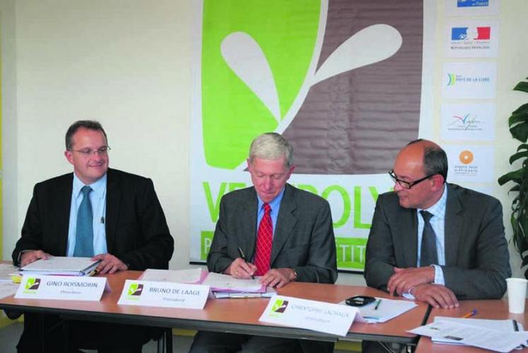 Bruno de Laage, président de Végépolys (au centre), a signé mercredi 
30 septembre un contrat de performance qui lie le pôle de compétitivité 
à ses partenaires financiers pour une durée de trois ans.