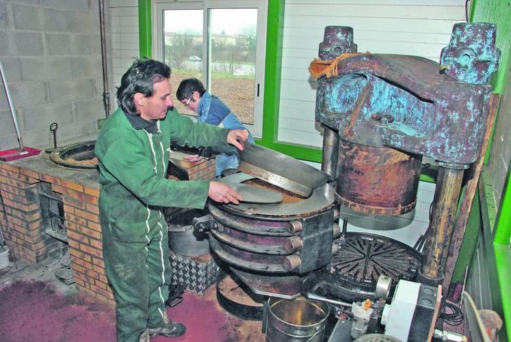 Jean-Marc Baubet à l’œuvre dans son atelier des Maisons blanches, sur la commune de Limalonges.