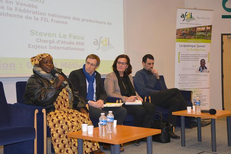 Korotoumou Gariko, productrice de lait au Burkina Faso ; Dominique Chargé, président de la FNCL (Fédération nationale des coopératives laitières), Marie-Thérèse Bonneau, vice-présidente de la FNPL ; Steven Le Faou, d’Afdi.