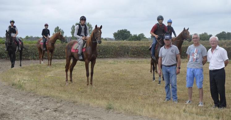 Dans un “rond de détente” du Cergo : les poulains de 2 ans de l’écurie d’Eric Leray (à pied, portant la casquette). A sa gauche, Anthony Blais, jockey professionnel retiré du circuit après avoir compté plus de 400 victoires, et à côté de lui Daniel Théard, président du centre d'entraînement.