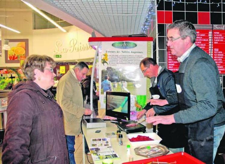 À Saint-Jean-de-Linières, le 3 décembre. Joël Moisdon et Luc Chevreux, éleveurs dans les Basses Vallées angevines, font déguster la viande aux clients du supermarché.