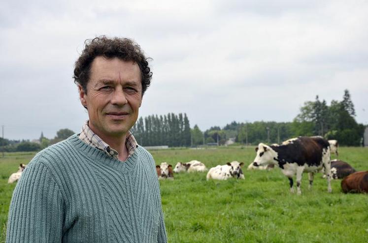 Dans l’exploitation de Jean-Pierre Leroyer, les normandes sont à l’herbe, jour et nuit, d’avril à fin octobre.  Il dispose de 
19 ha autour de la stabulation, « sans traverser de route ».