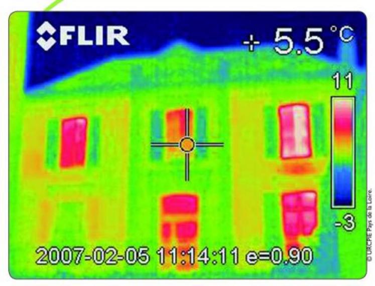 Thermographie de la mairie de Saint-Georges-des-Gardes. On remarque le volet fermé en bas à gauche qui limite la déperdition par les vitrages. Un défaut d’isolation de la façade laisse apparaître un radiateur.