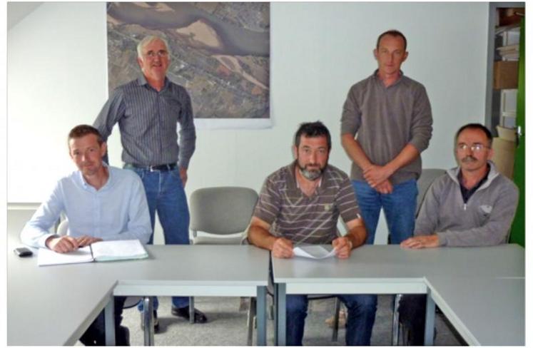 Le bureau provisoire lors de la signature des statuts (de droite à gauche : J-M. Leroy, président, A. Beaujeon (37), vice-président, V. Ouvrard, trésorier, J. Cantin, secrétaire, E. Lachaize et J-D Lambert, membres).