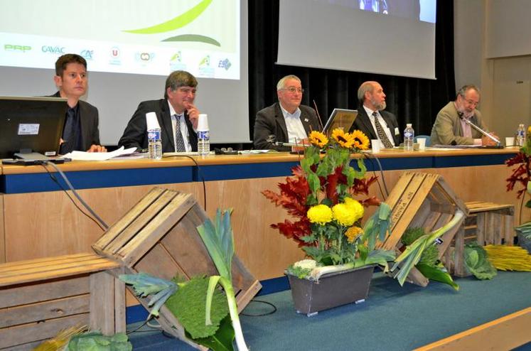 Luc Maurer, conseiller technique au ministère de l’Agriculture, Michel Griffon, 
président de l’association AEI, Jean-Marie Gabillaud, président de Coop de France Ouest, Bernard Chevassus-au-Louis, membre du conseil général de l’agriculture de l’alimentation et de l’espace rural, Guy Vasseur, président APCA.