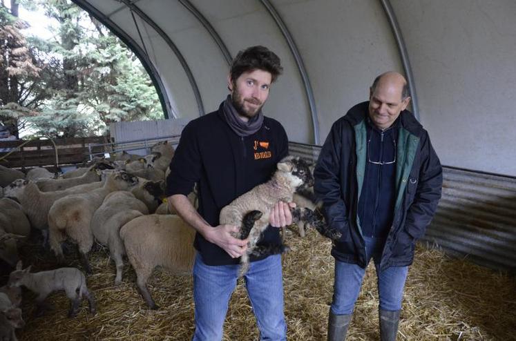 Gaëtan Audoin, installé depuis septembre 2018 et Jacques Léridon, le cédant. Ils sont entrés en contact à l'occasion d'un Farm dating de la Chambre d'agriculture de Maine-et-Loire.