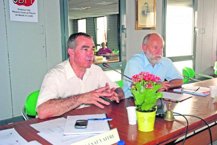 Daniel Sauvêtre, président de l’ANPP, Association nationale pommes poires, et Bruno Dupont, président de la FDPF et de la FNPF.  Les deux organisations travaillent de concert pour que les producteurs puissent « vivre du marché ». 