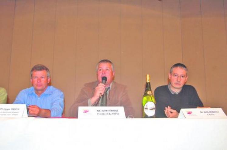 Joël Hérissé (au centre), président du syndicat des vins de pays du Jardin de la France, a été reconduit dans ses fonctions le 6 novembre dernier pour trois ans, à la tête du syndicat qui a changé de nom depuis juin, en devenant syndicat des vins de pays du Val de Loire.