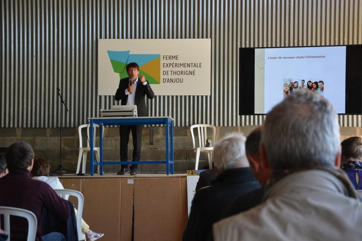 Eric Birlouez, sociologue et historien de l’alimentation, lors de son intervention à la ferme expérimentale de Thorigné-d’Anjou, mardi 14 mai.