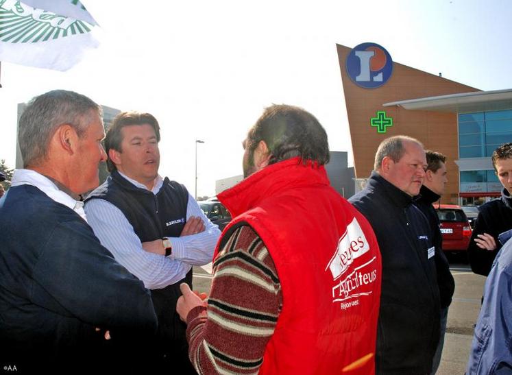 Jeudi 24 mars, les agriculteurs ont bloqué à l’aide de tracteurs le centre Leclerc d’Angers.