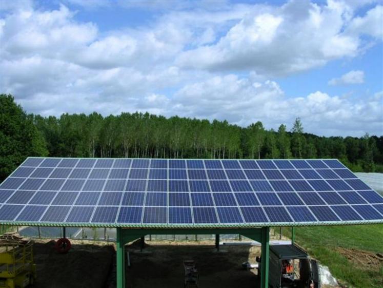 À la Lande-Chasles, les panneaux photovoltaïques intégrés sur la fumière (photo) et sur le bâtiment de gavage, produiront environ  40 000 kwh par an. Les deux sociétés concernées rattacheront bien les revenus aux bénéfices agricoles.