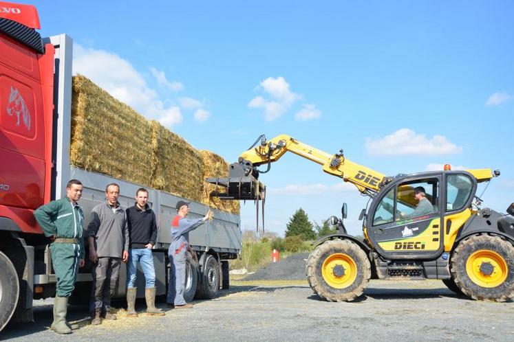 Le chargement du camion s'est déroulé vendredi 1er avril, à la Cuma de La Romagne.