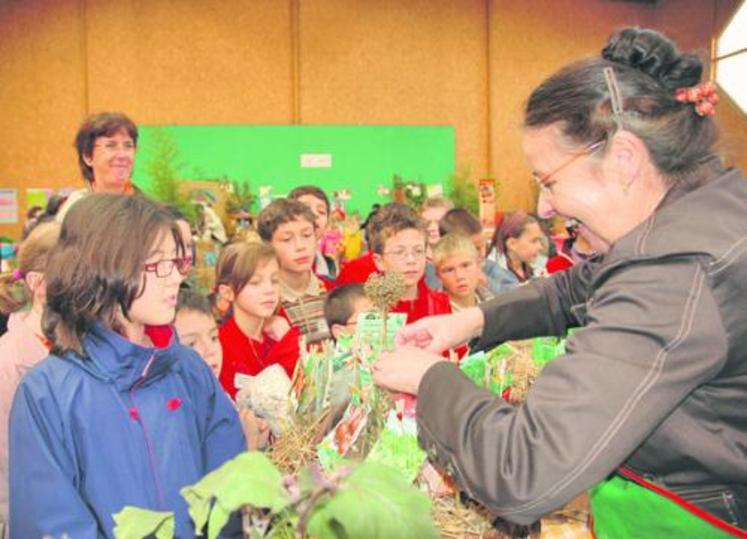 Les bénévoles et l’employée du potager du château de Challain-la-Potherie ont animé l’atelier légumes. Découverte des graines, dégustation de carottes et betteraves cuites et crues, et un jeu spécialement concocté pour les enfants : composer trois paniers de légumes : à ratatouille, à pot-au-feu et à soupe.