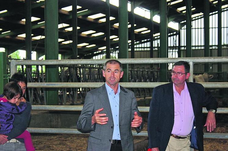 Jean-Pierre Fleury, secrétaire général de la FNB, ici aux côtés de Joël Limouzin, redoute la disparition de « 15 000 
à 20 000 exploitations spécialisées bovines », si rien n’est fait rapidement.