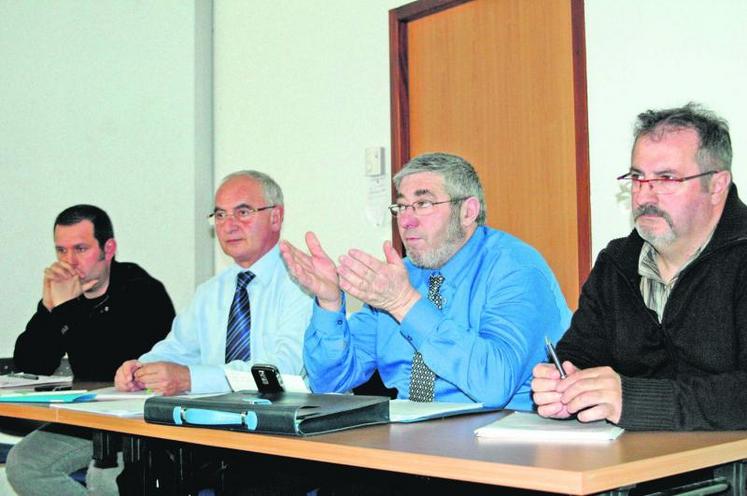 Les responsables viande bovine des FRSEA de l’Ouest, JA et Pierre Chevallier, président de la Fédération nationale bovine, présentent le projet de contractualisation FNB.