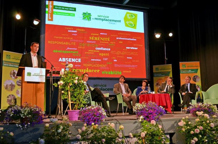 “Vous avez un rôle important pour le renouvellement des générations”, a dit aux congressistes Jean-Michel Schaeffer, président de Jeunes agriculteurs (à la tribune).