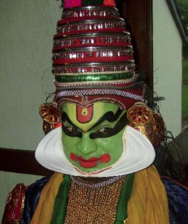 Les groupes invités feront découvrir les danses et musiques traditionnelles de Turquie, du théâtre-dansé masqué millénaire du Kathakali (Inde) et des danses séculaires de la province de Kerala (Inde).