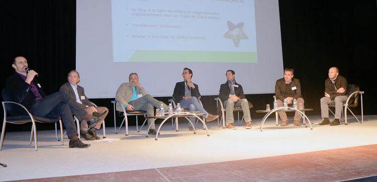 Entre autres, Stéphane Jamin, négociant viande, Patrick Rousseau, directeur production et marchés de l’activité semences de Terrena, Pascal Goulu et Nicolas Pihée, producteurs de semences, Denis Gentilhomme, directeur des sites de production de Limagrain  et Laurent Foucher, éleveur de bovins viande, participaient à la table ronde animée par Yves Boiteau.